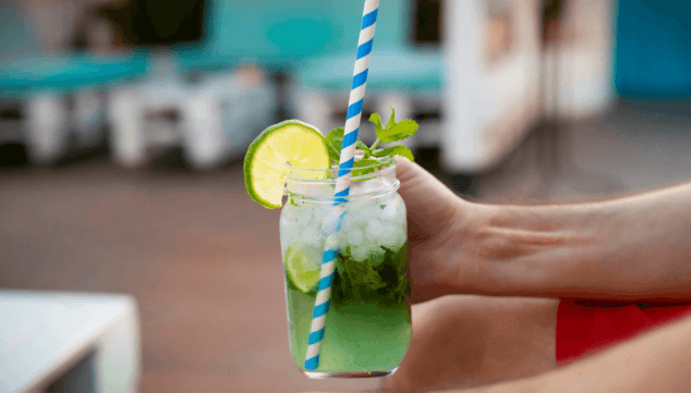 refrescantes mojitos en este restaurante junto al mar