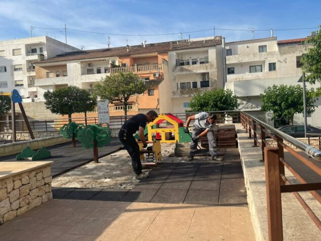 Imagen: Renovación de juegos infantiles en los parques de Teulada Moraira