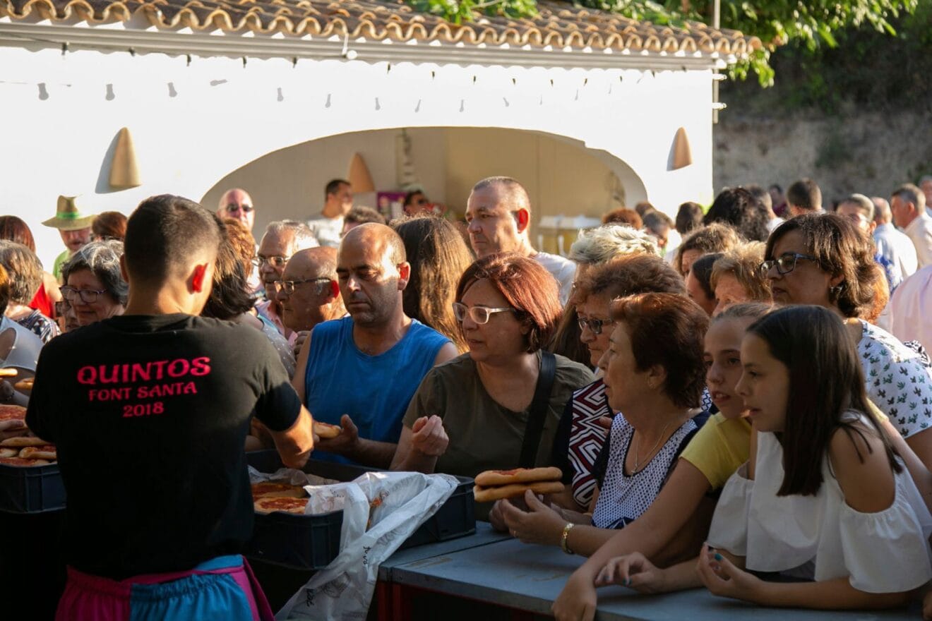 Reparto de cocas a cargo de los Quintos de Teulada 2018 - Ajuntament de Teulada-Moraira