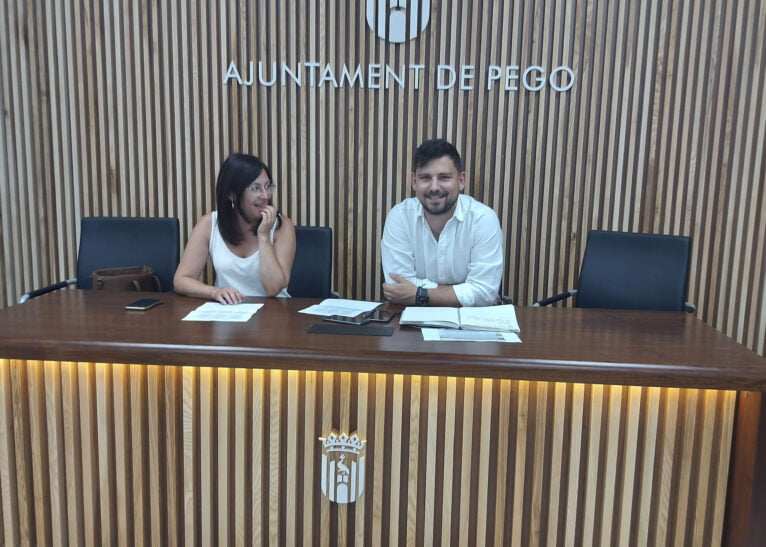 Ricardo Sendra, concejal de Turismo, y Laura Castellà, concejala de Cultura en Pego