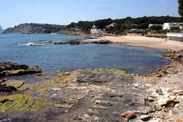 Saliente rocoso que divide Les Platgetes – Ayuntamiento de Teulada-Moraira