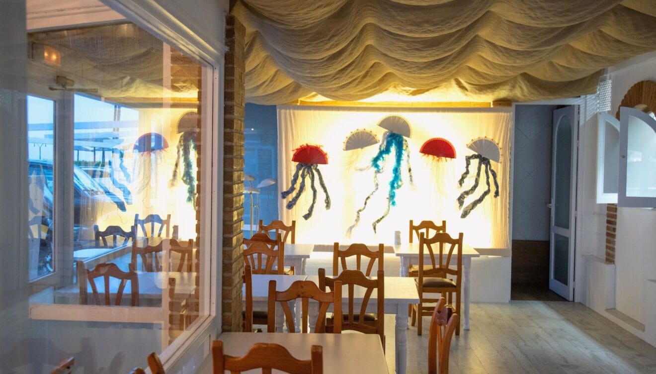 Salón interior con decoración marina