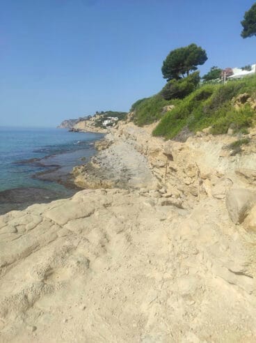 Zona rocosa de playa en Teulada-Moraira donde se encontró a la mujer