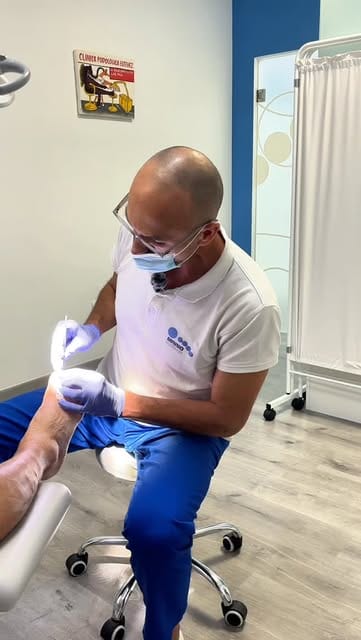 Consulta podológica personalizada con el equipo del doctor Mario Estévez