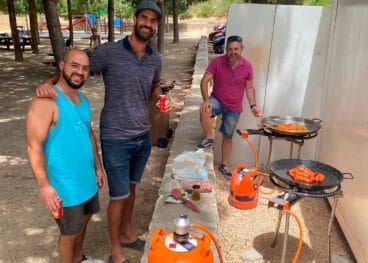 Amigos elaborando la paella del concurso de las Fiestas de la Font Santa 2022