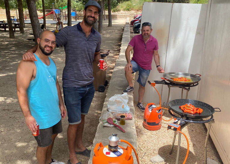 Amigos elaborando la paella del concurso de las Fiestas de la Font Santa 2022