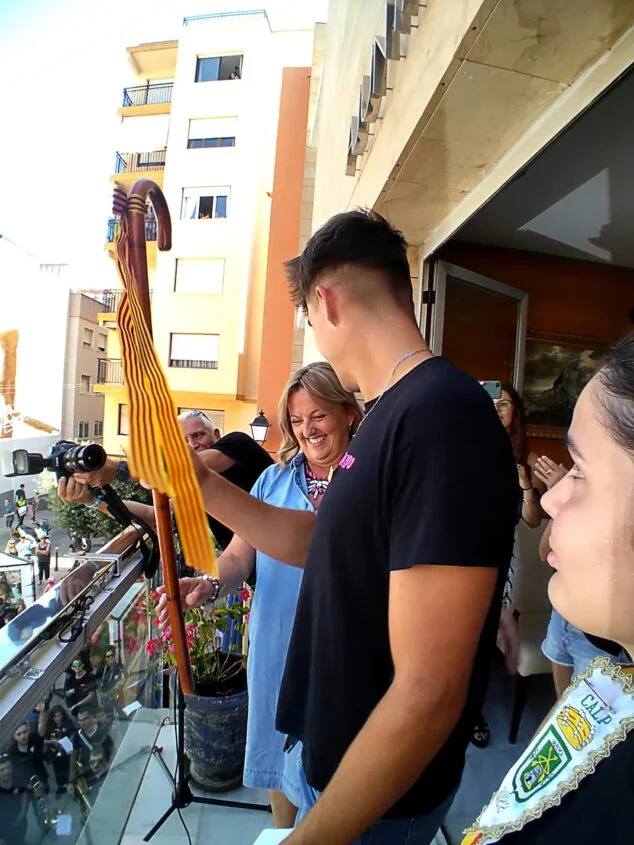 Imagen: Ana Sala, alcaldesa de Calp, entregando la vara de mando a Miguel Crespo en las fiestas patronales 2022 - Ajuntament de Calp