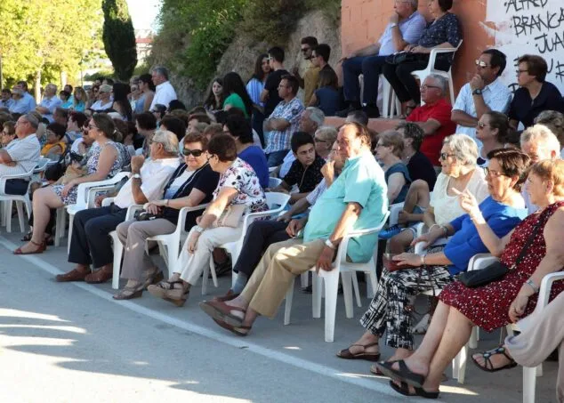 asistentes a la actuacion de danzas en las fiestas de la font santa 2017