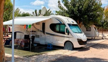 Autocaravana correctamente estacionada en un lugar habilitado en Xàbia