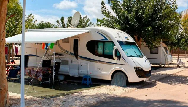 Imagen: Autocaravana correctamente estacionada en un lugar habilitado en Xàbia