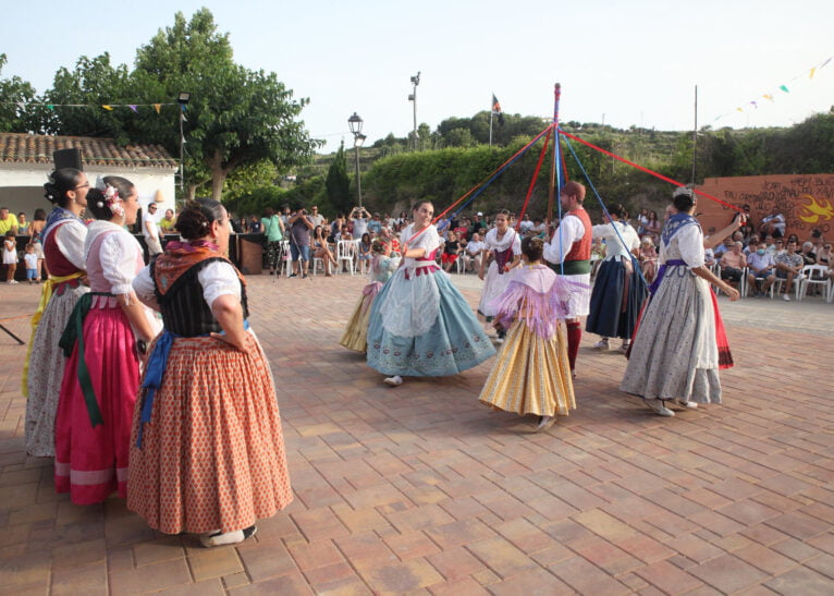 Baile tradicional en las fiestas de la Font Santa 2022