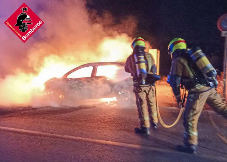 Bombers apagant el cotxe incendiat a Teulada-Moraira
