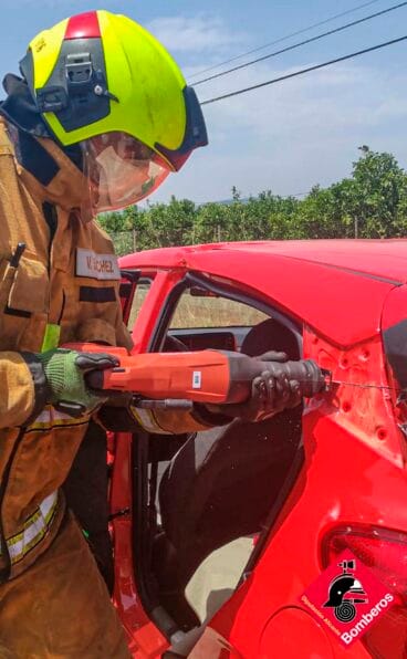 Bomberos durante el rescate de una mujer