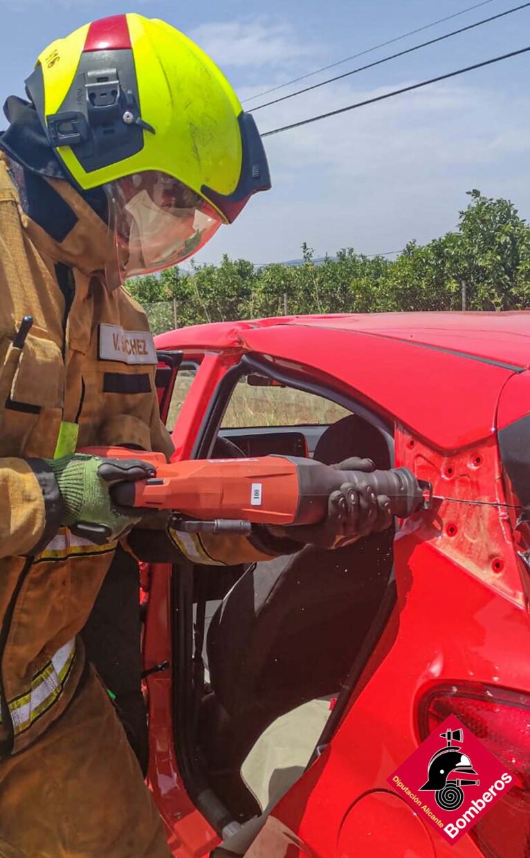 Bomberos durante el rescate de una mujer