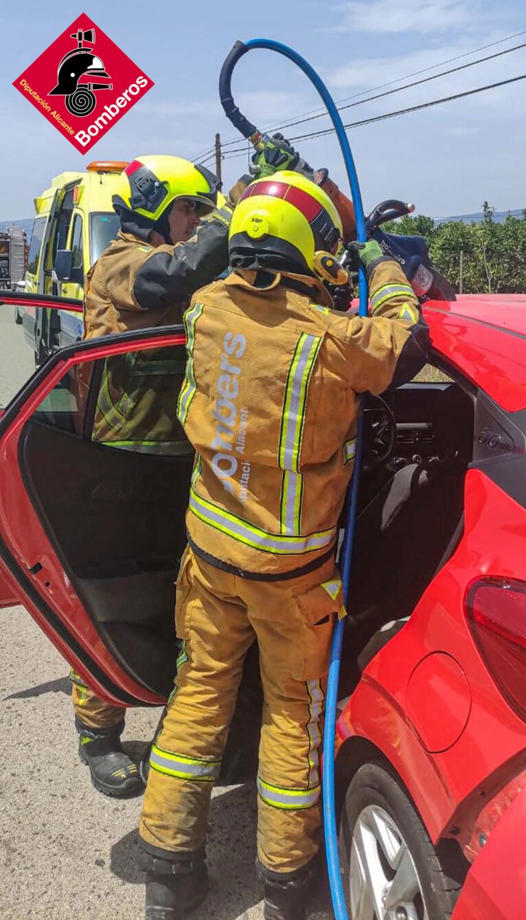 Bomberos en las labores de excarcelación en el accidente de la carretera entre Pego y Ondara