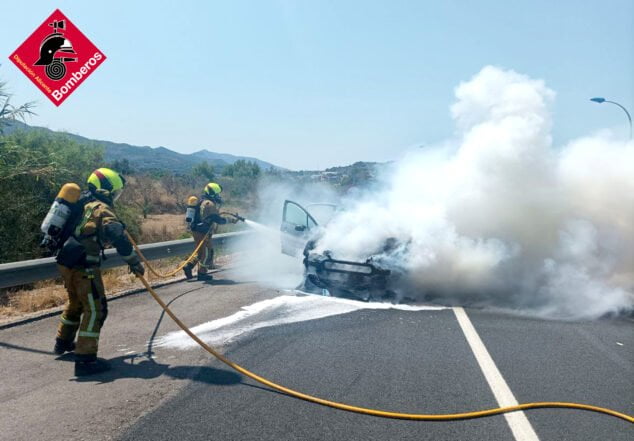 Imagen: Bomberos extingue las llamas de un vehículo en Benissa