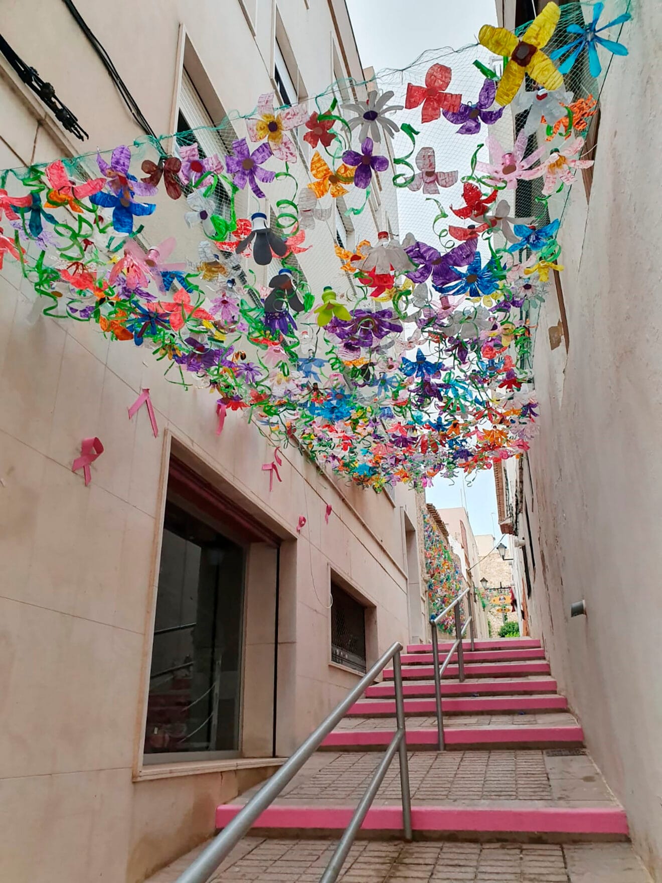 Calle decorada en Calp por la exposición 'Art al Carrer'
