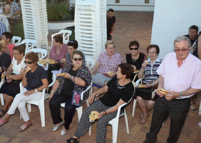 Cena de cocas en las fiestas de la Font Santa 2017