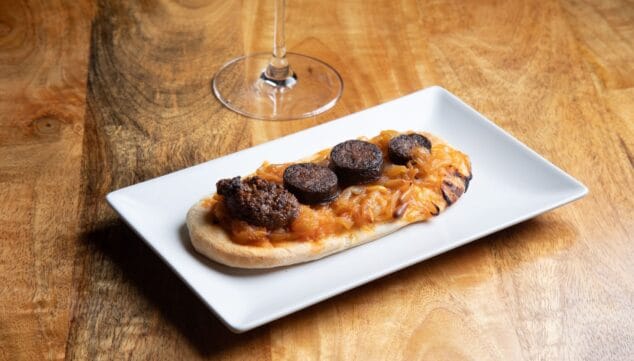 coca de morcilla cebolla y champinones