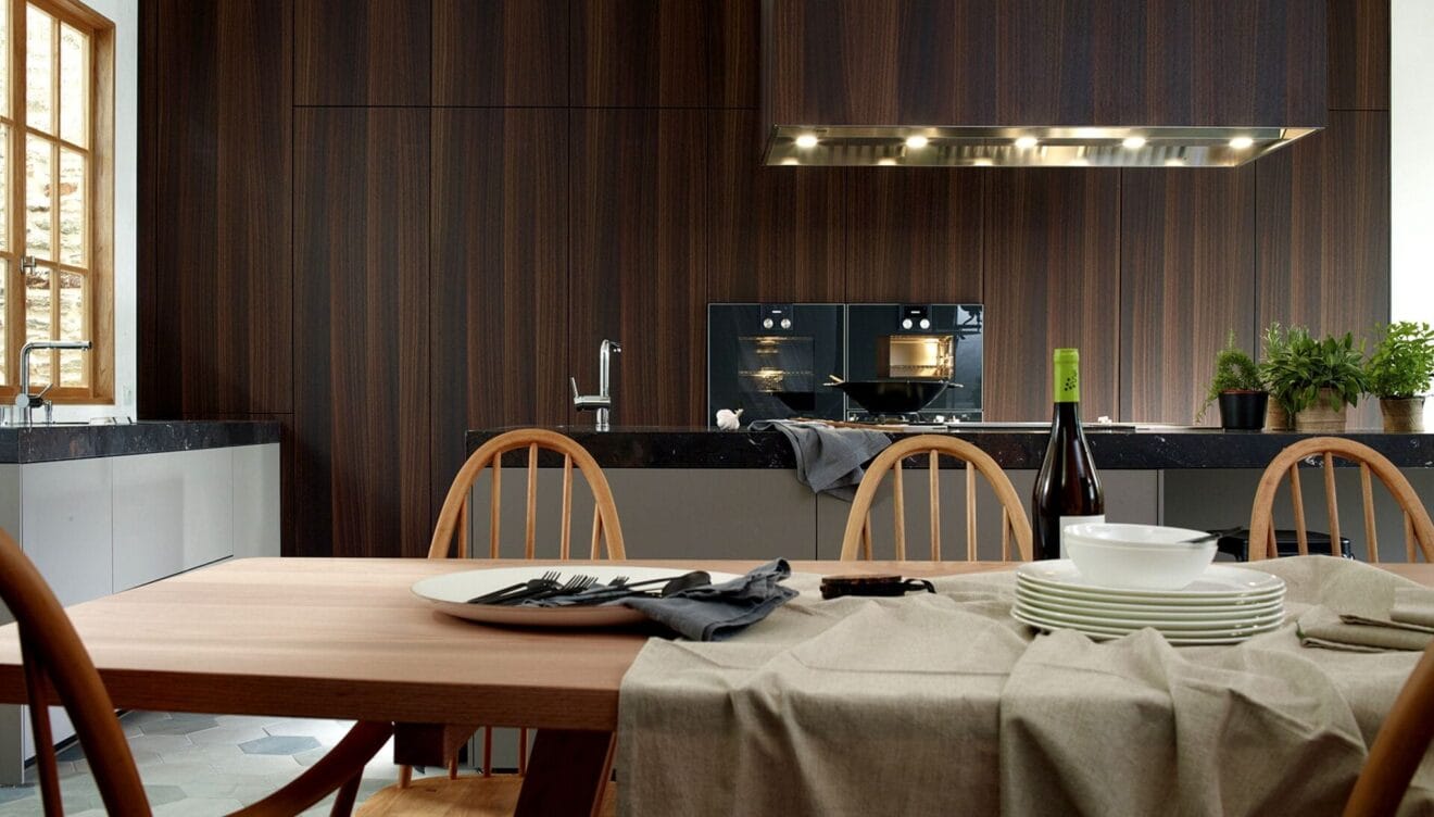 Cocina en tonos madera muy elegante