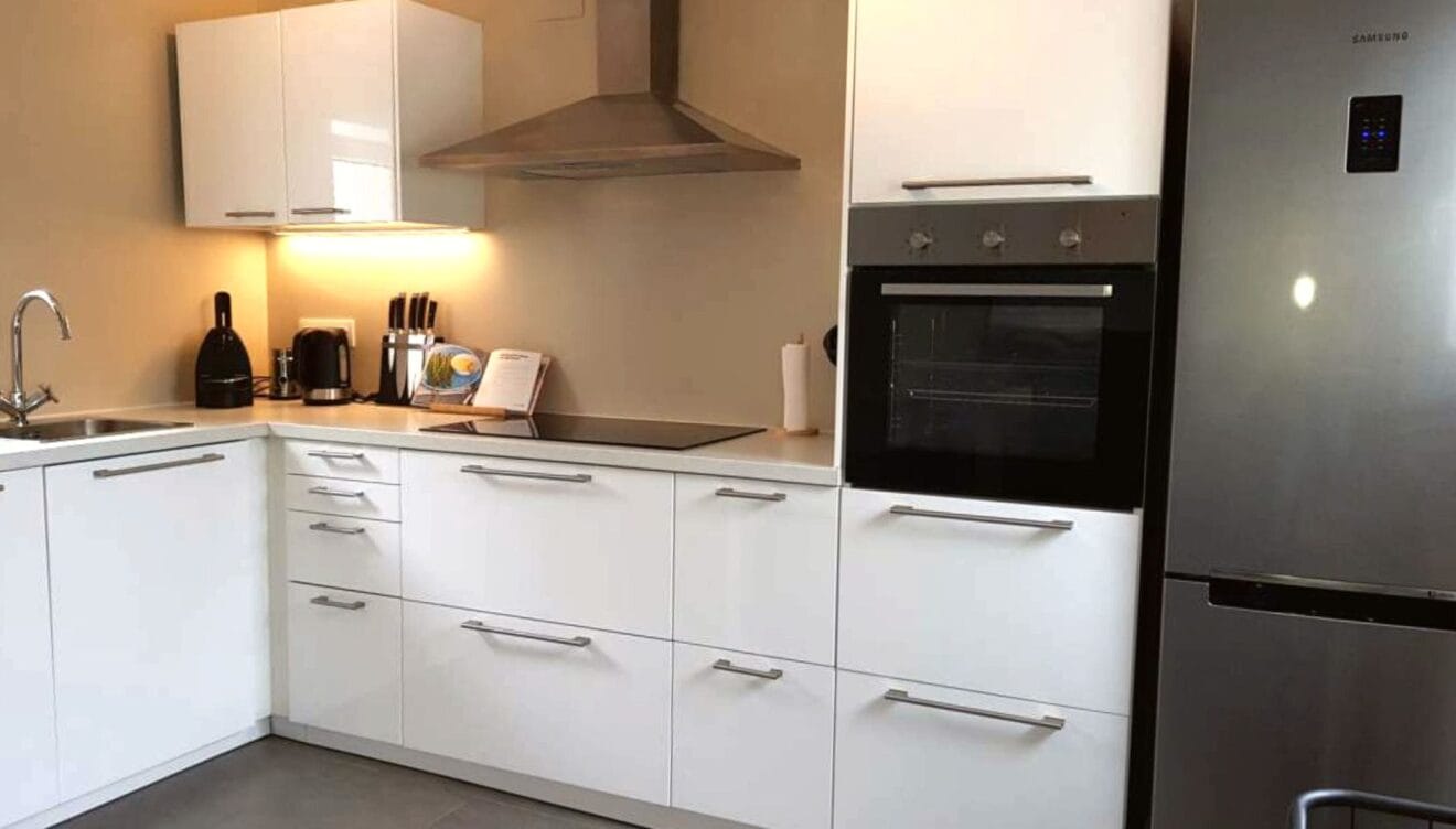 Cocina moderna completamente equipada