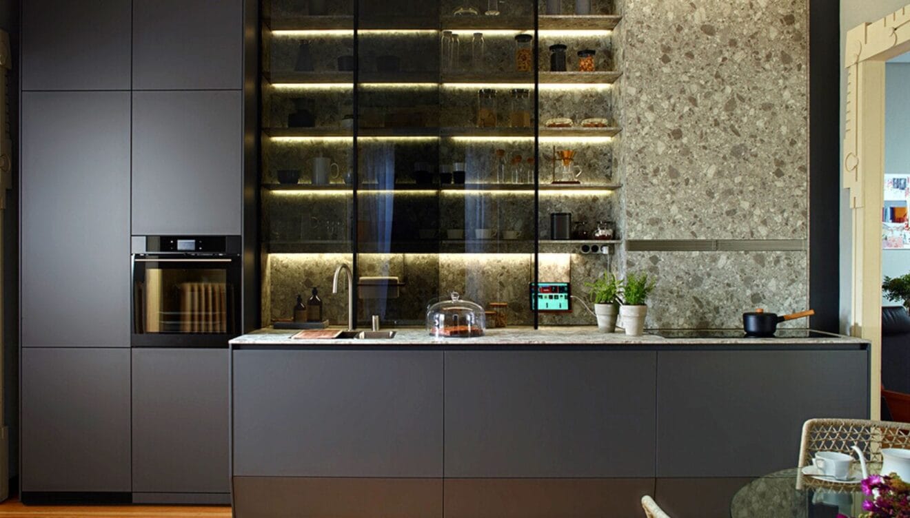 Cocina moderna en tonos negros  grises