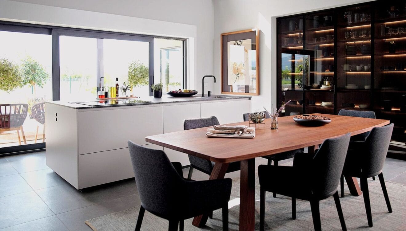 Cocina muy luminosa en tonos claros