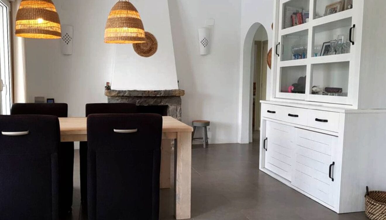 Comedor con chimenea y conjunto de mesa y butacas