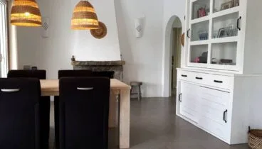 Comedor con chimenea y conjunto de mesa y butacas