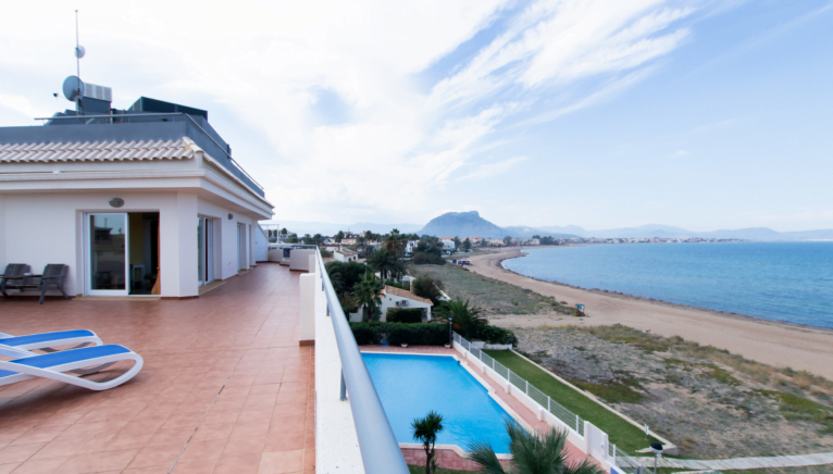 Comprar propiedad junto al mar en Arregui Villas