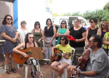 Coro cantando antes de la misa en honor a Sant Vicent Ferrer en la Font Santa 2022
