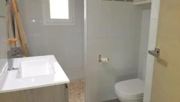 Cuarto de baño equipado con plato de ducha