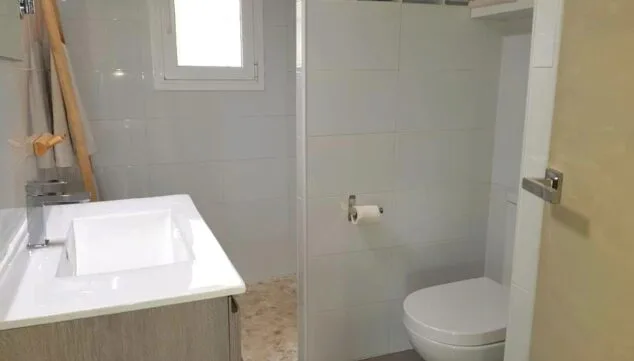 cuarto de bano equipado con plato de ducha