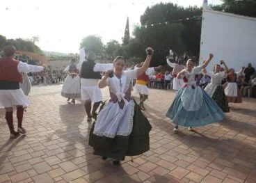 Danzas tradicionales valencianas en la fiestas de la Font Santa 2022