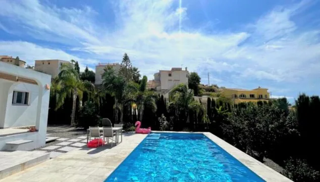 descansa en la terraza y en la piscina con total privacidad