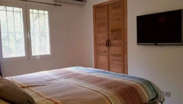 Dormitorio con armario empotrado y TV