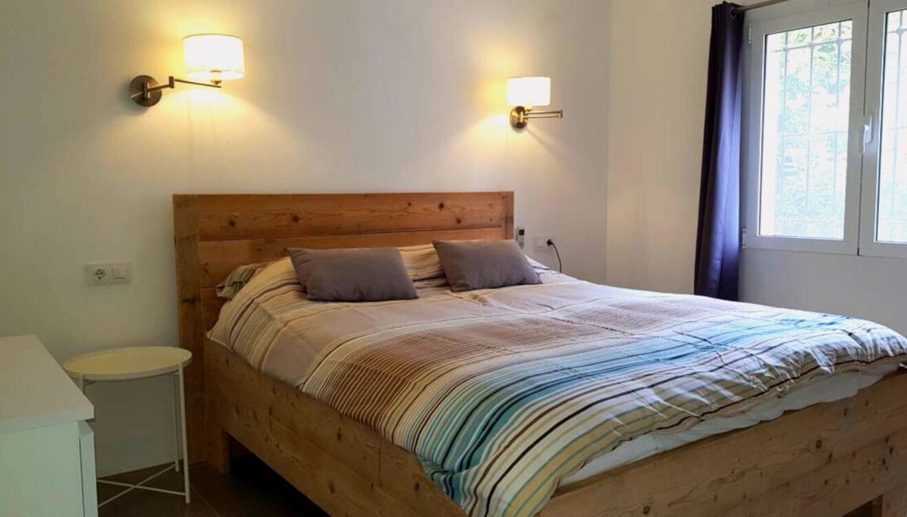 Dormitorio de matrimonio con ventana exterior