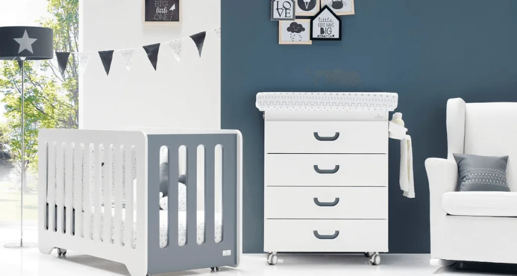 Dormitorio para bebé con cuna y cómoda con cambiador