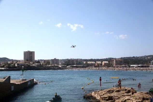 dron salvavidas de la generalitat sobrevolando la playa del arenal de