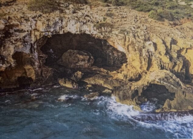 Imagen: Entrada de la Cova Tallà en Xàbia, bajo el Cabo San Antonio. Foto de Just I. Sellés