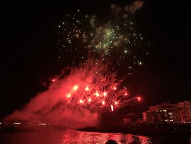 Moraira despide el día de la Virgen de los Desamparados con un grandioso espectáculo piromusical 4 espectaculo piromusical en las fiestas de moraira 03
