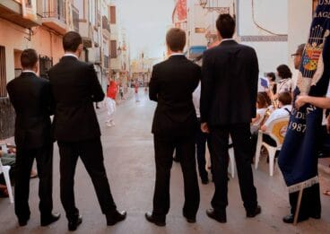 Festeros disfrutando de la partida de pilota valenciana el día de Sant Jaume en Benitatxell en 2014
