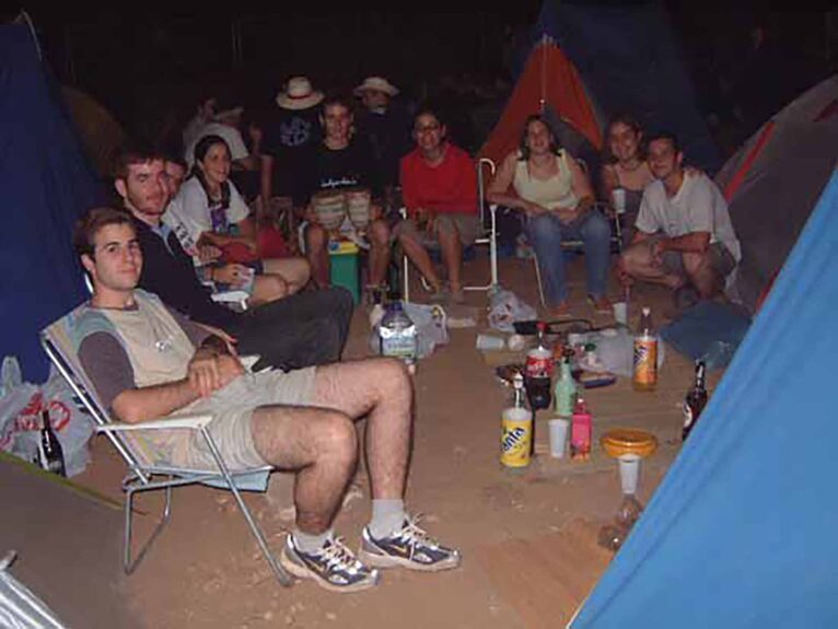Grupo de amigos en la zona de acampada del Almadrava en 2002 - Carles Galindo