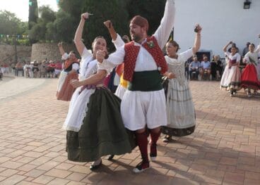 Grupo de danzas en las fiestas de la Font Santa 2022