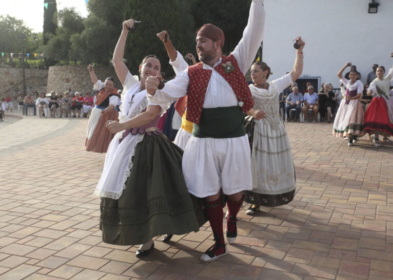 Grupo de danzas en las fiestas de la Font Santa 2022