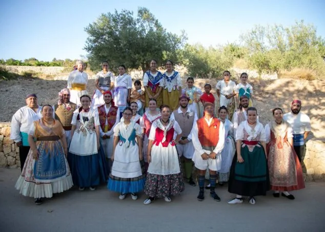 grupo de danzas en las fiestas de la font santa de 2022