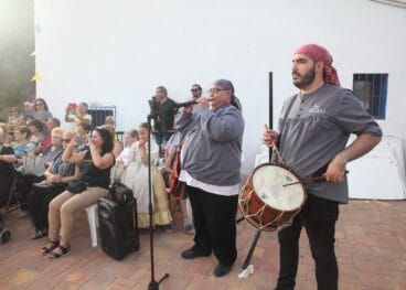 Grupo de tabalet y dolçaina en las fiestas de la Font Santa 2022