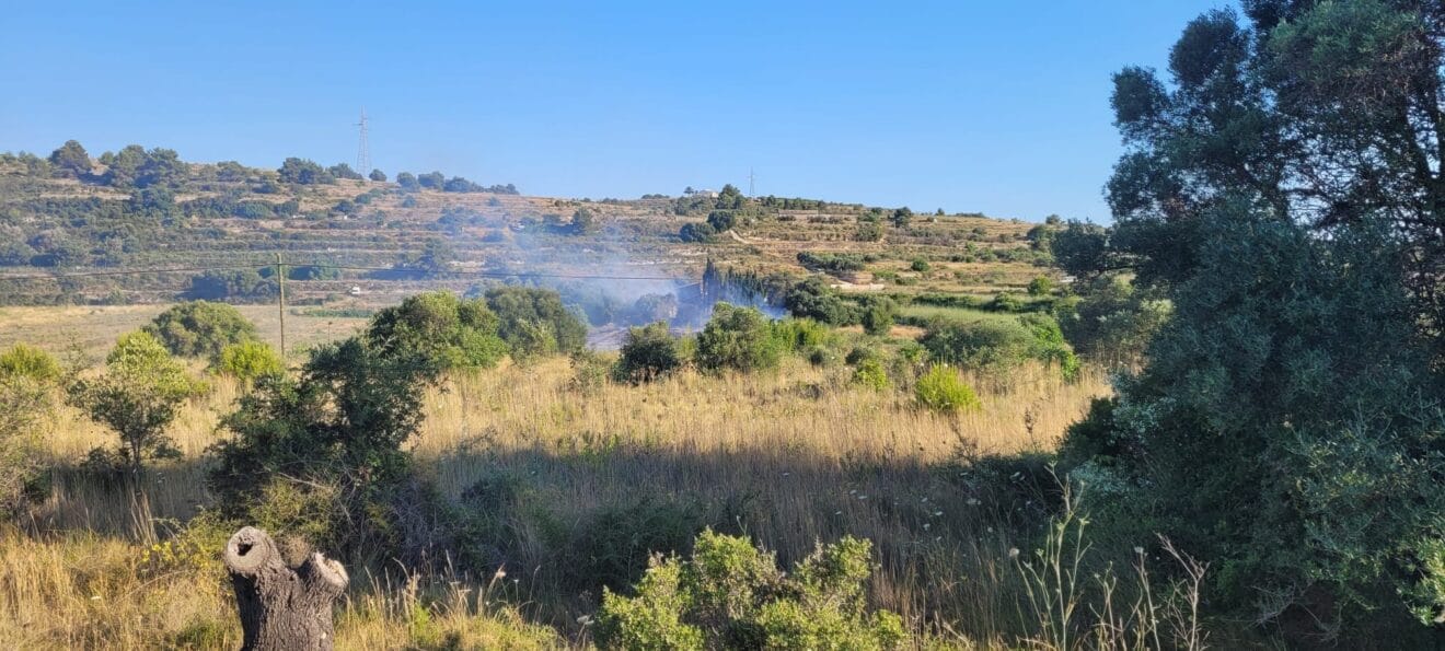 Incendio en una parcela de Benissa