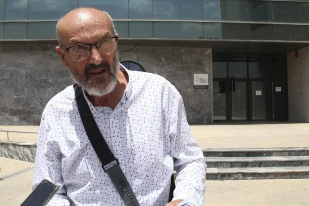 El exalcalde de Benitatxell se cita en el juzgado de Dénia para declarar en el caso de las multas de tráfico 1 Imagen: Josep Femenia, exalcalde de Benitatxell, a la salida del Juzgado de Dénia