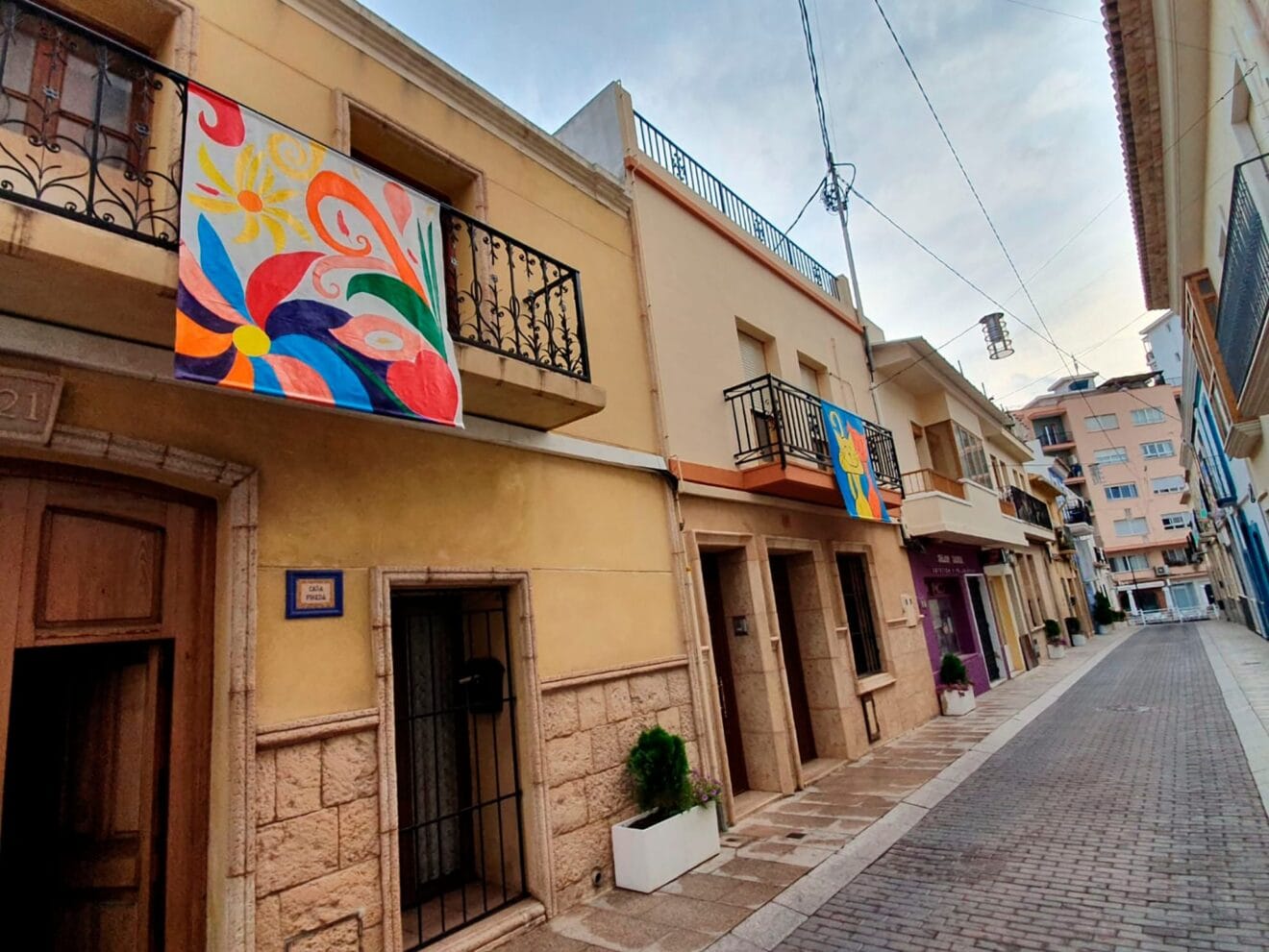 Lienzos de 'Art al Carrer' para los balcones de Calp
